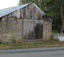 Fa&ccedil;ade de la grange c&ocirc;t&eacute; rue
