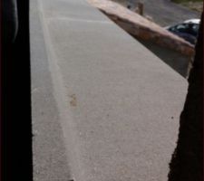 Détails du seuil de la grande fenêtre de l'étage, qui en réalité est la jonction de deux seuils...(le morceau ébréché ne se verra pas donc pas de soucis...)