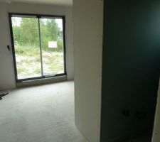 Chambre des parents avec la salle de bain à droite