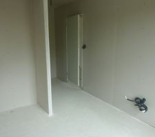 Entrée de la chambre parentale avec le placard à gauche