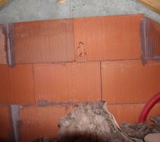 Trou dans le mur au niveau des combles