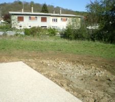 Photo prise de la route avec l'avanc&eacute; des voitures...c est un peu la savane au fond du jardin. &Ccedil;a sera mieux quand tout sera enlever et bien tailler