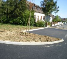 Les places de parking devant notre terrain