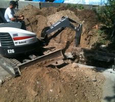 Raccordement au tout à l'égout ! dur dur ... 4 cm de macadam, oup's 4 cm de macadam encore, 15 à 20 cm de béton, un lit de cailloux (gros) épais de 20 cm