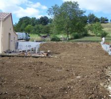 Remise a plat des terres ainsi que la fabrication de la terrasse sur pilotis