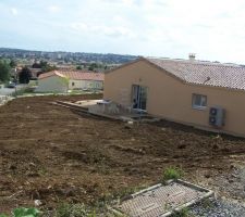 Arriere et cote de la maison