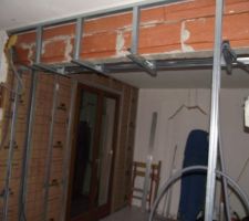 Coin Bureau, isolation revue et ajout de 3 prises r&eacute;seau    11 prises &eacute;lectriques.