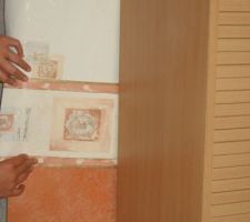 Tapisserie que nous envisageons de poser dans notre chambre... c&ocirc;t&eacute; fen&ecirc;tre   c&ocirc;t&eacute; gauche en entrant avec frise et soubassement et mur derri&egrave;re le lit juste la tapisserie beige avec les motifs.... le choix est difficile !!!!! nos meubles sont couleur h&ecirc;tre comme le meuble sur la photo