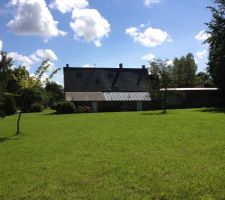 Vue vers le Sud. Une haie sera plantée pour limiter la vue sur le voisin