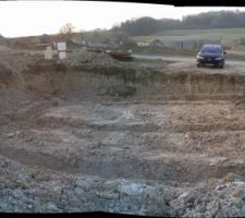 2 mois et demi plus tard, "re"commencement des travaux cette fois-ci jusqu'au fond de fouille, mais plus profond que prévu.