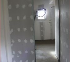 Cellier et au fond l'entr&eacute;e