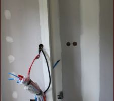 Cellier, arriv&eacute;e pour le chauffeau et alim eau et &eacute;vacuation M.V