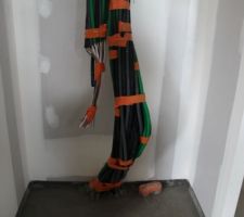 Vue arriv&eacute;e haut et bas du cablage &eacute;lectrique