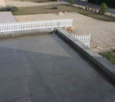 Toiture terrasse qui n'évacue pas tout a fait l'eau en cas de pluie (la pente et l'etanchéiété n'est pas encore faite) et comme c'est de l'argi 16 pas d'infiltration - donc tout va bien ;-)