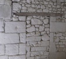 Sablage des murs de la cuisine,on pense que c'était une ancienne porte mais de l'exterieur ça fait plutot une ouverture de fenetre!