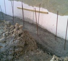 Rattrapage du fond de semelle de la maison mitoyenne par du gros b&eacute;ton.