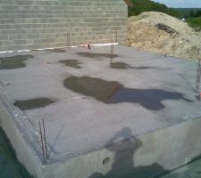 Prise de la dalle béton, lentement mais sûrement.