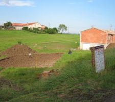 Premier coup de tracto pour enlever la terre v&eacute;g&eacute;tale qui attendra dans un coin...