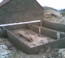 5 rangs de parpaings et planelle pos&eacute;s.