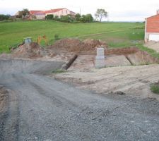 Le chemin d'accès et les fondations sont creusées, on attend le béton