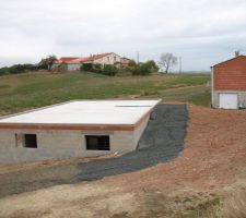 Le muert de p&eacute;riph&eacute;rie est fait ainsi qu'un chemin d'acc&egrave;s pour &eacute;viter de salir le chantier quand le bois arrivera