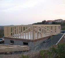 L'ossature des murs est r&eacute;gl&eacute;e au 7&egrave;me jour