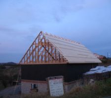 La platelage renforce la rigidit&eacute; de la toiture.