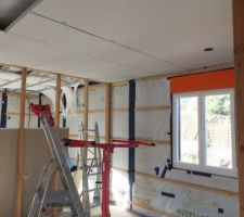 Mise en place du placo dans le bureau.