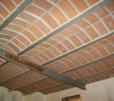 Plafond du salon avec les joints finis et les poutres peintes, et en cours de ponçage pour la poutre centrale