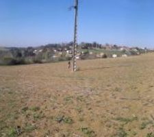 Le terrain avec son pyl&ocirc;ne &eacute;lectrique qui sera bient&ocirc;t d&eacute;pos&eacute; par EDF.