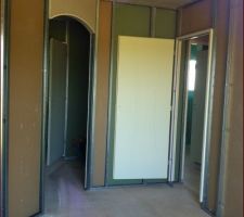 Notre chambre avec à droite la salle de bain principale