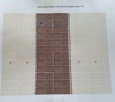 Voici ce que pourrait être notre salle de bain - coté meuble vasque et WC. Ce sera pareil sur le mur d'en face (radiateur sèche serviette) mais avec une seule bande marron.