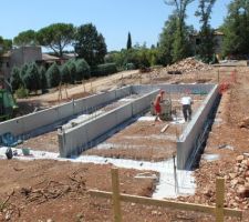 Vue d'ensemble du d&eacute;but des fondations. Un vide sanitaire de 80cm. B&eacute;ton arm&eacute; banch&eacute;.