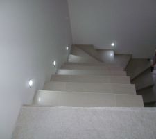 Escalier vu de la mezzanine avec les veilleuses allumées