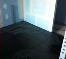 Salle de bain parentale - &agrave; droite au fond, la douche italienne