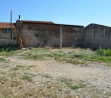 Hangar côté sud. La future maison sera de l'autre côté de ce hangar qui sera démoli