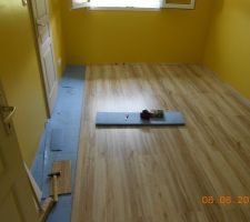 Pose film anti humidité, sous couche et parquet érable.