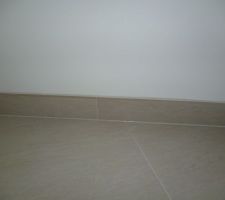 Plinthes du RDC joint&eacute;s et silicon&eacute;s