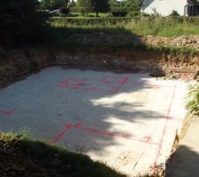 Apres avoir etaler la petite greve qu'il avaient amener, ils ont trac&eacute;s les murs de fondation.