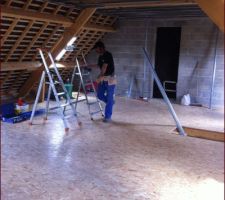Au fond à gauche (où il y a mon papa) : future salle de bains.