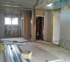 Le chantier avance normalement, l'electricien travaille avec le plaquiste, mais le plombier se fait attendre..... L'archi a demand&eacute; au plaquiste de continuer &agrave; plaquer, que le plombier, quand il viendrai, s'adapterai.