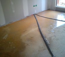 Infiltrations d'eau sute &agrave; un gros orage! La fa&ccedil;ade n'est pas enduite, les goutti&egrave;res pas raccord&eacute;es au foss&eacute;. L'archi me dit que l'eau est remont&eacute;e du vide sanotaire, les artisans me disent qu'elle s'est infiltr&eacute;e par les murs.