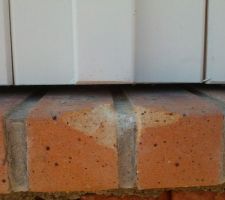 Maison à peine hors d'air et déjà 2 appui briques cassés (2 briques coté salon et 2 briques coté salle à manger   1 volet coté salle à manger aussi )