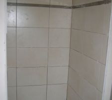 Int&eacute;rieur de la douche... o&ugrave; viendra l'ensemble douche avec buse de couleur bleu avec le poisson et &eacute;toile de mer (voir pr&eacute;c&eacute;dentes photos)