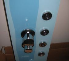 Ensemble douche bleu avec jets