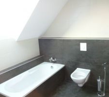 Salle de bains du 1er étage avec WC posé