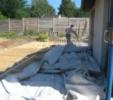 Isolation de la dalle avec de la ouate de cellulose, projetée cette fosi ci !!