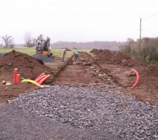 Le chemin est décaissé et nous commençons à remplir de gros cailloux pour faire passer les engins de chantier (béton, mekalac)