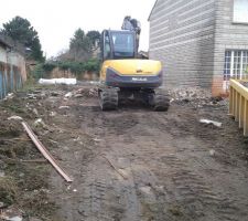 Le terrain est quasiment d&eacute;blay&eacute;, on voit bien la terre noire jusqu'au bout ...