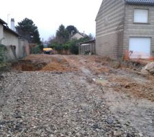 Les fondations ont &eacute;t&eacute; comenc&eacute;es, on voit la couche de terre v&eacute;g&eacute;tale qui se d&eacute;tache mais la terre jusqu'au fond de notre terrain a chang&eacute; de couleur ... Que fait la pelleteuse au fond du jardin ?